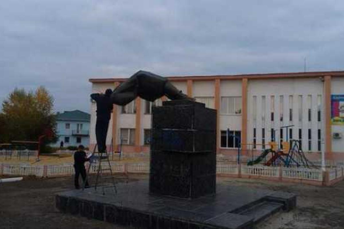 В Сватово Луганской области снесли памятник Ленину