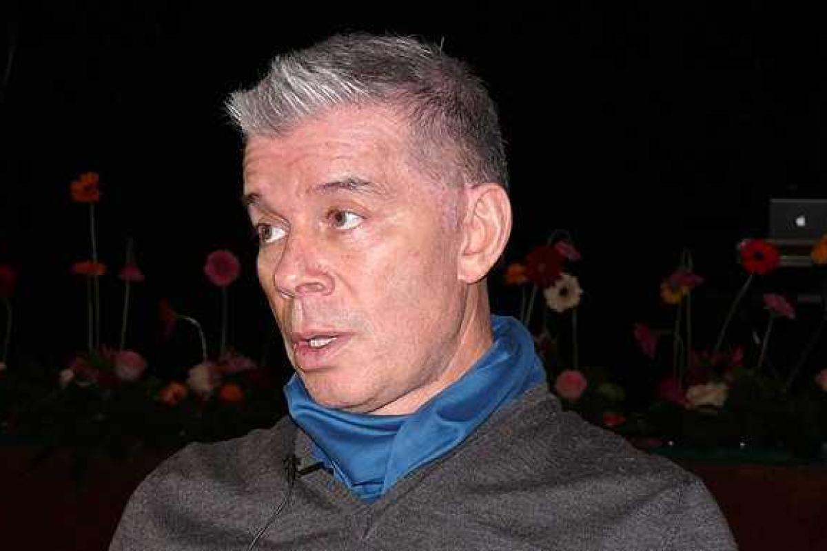 Олег Газманов бьет десятилетнюю дочь Марианну Олег Газманов бьет десятилетнюю дочь Марианну