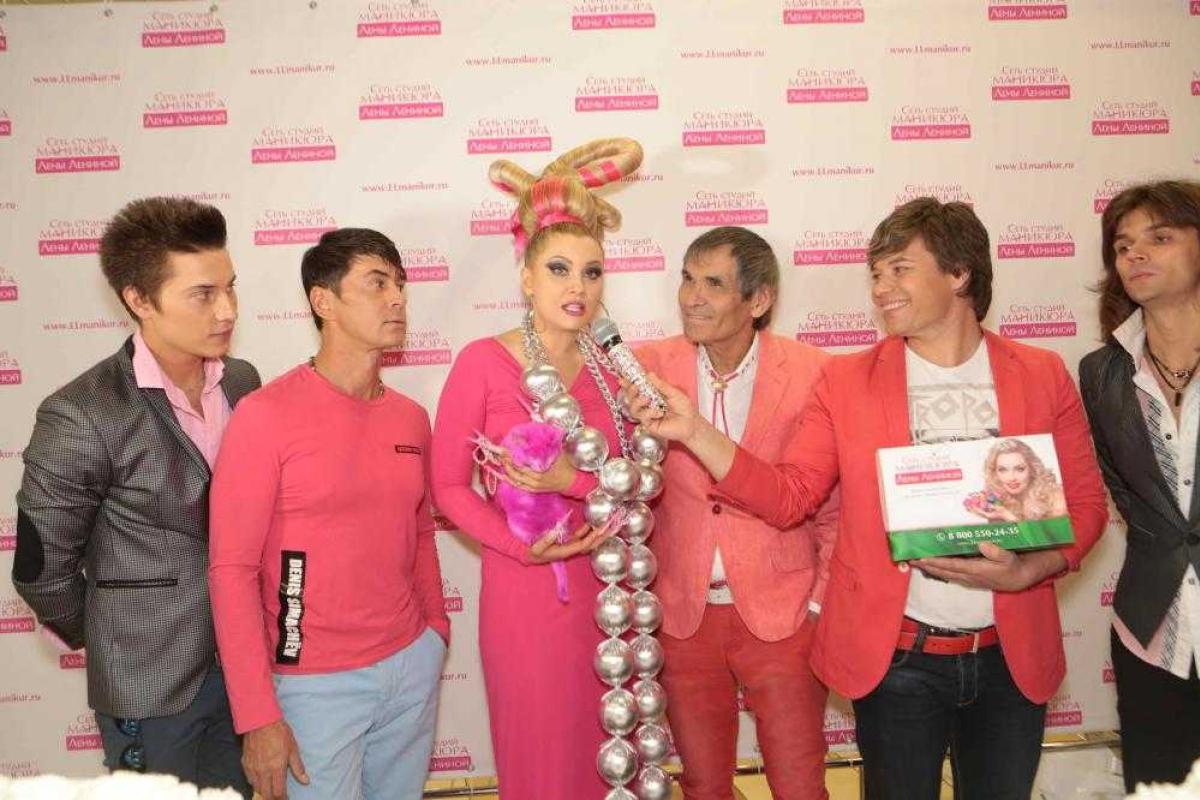 Звезды бросились на защиту Лены Лениной в деле о розовой кошечке