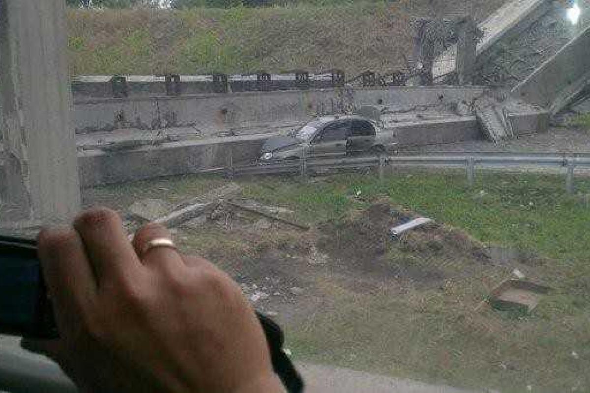 На объездной дороге Донецка обвалилась эстакада На объездной дороге Донецка обвалилась эстакада