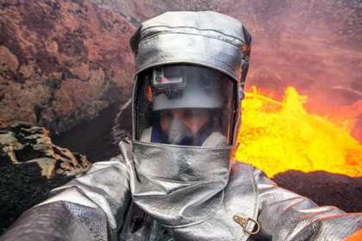 Канадский ведущий сделал селфи в кратере действующего вулкана