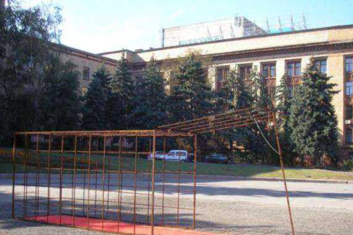 Огромная мышеловка появилась в Днепропетровске на месте Ленина Огромная мышеловка появилась в Днепропетровске на месте Ленина