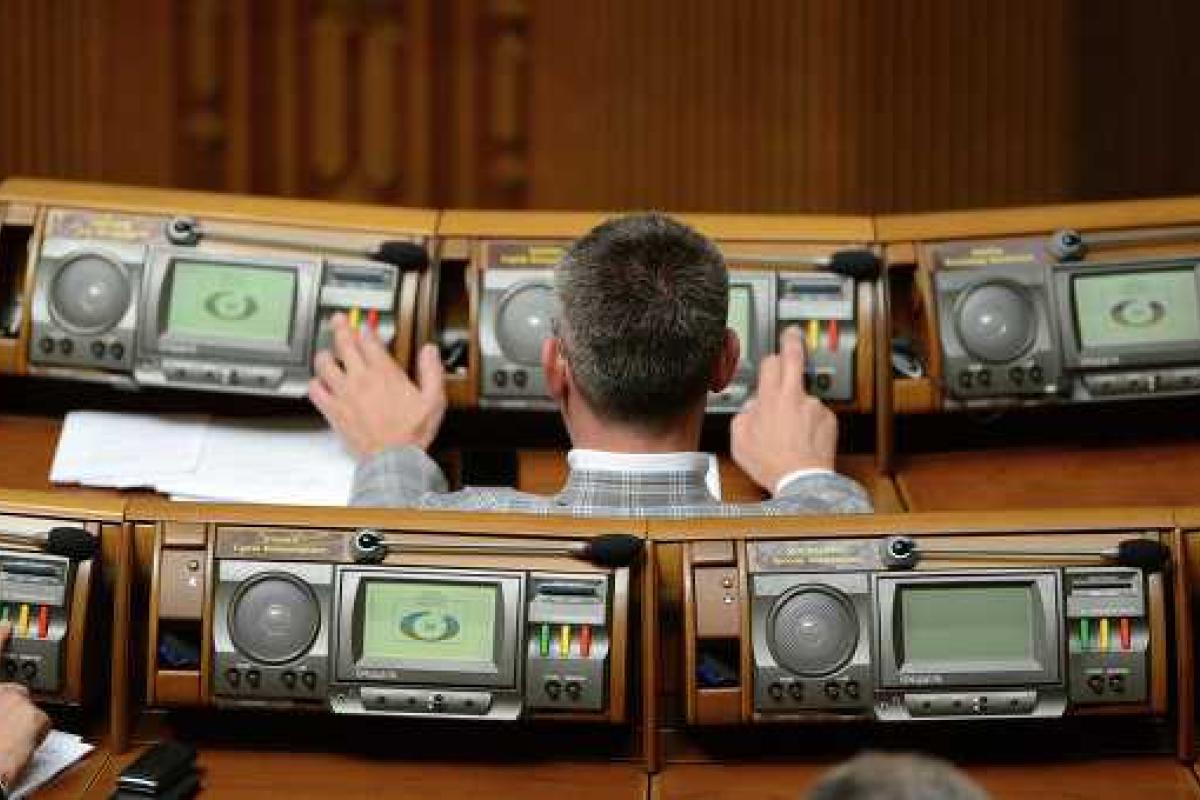 Порошенко решил подписать закон о люстрации Порошенко решил подписать закон о люстрации
