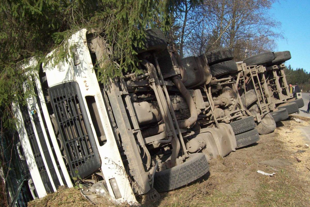 В Раховском районе на горном перевале перевернулся грузовик В Раховском районе на горном перевале перевернулся грузовик