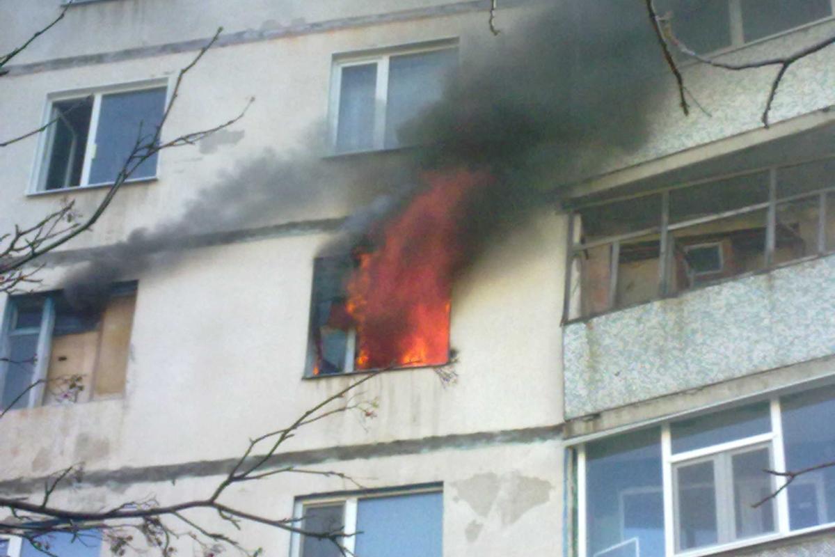 Во время тушения пожара в многоэтажном доме в г. Первомайском найдено тело погибшего Во время тушения пожара в многоэтажном доме в г. Первомайском найдено тело погибшего