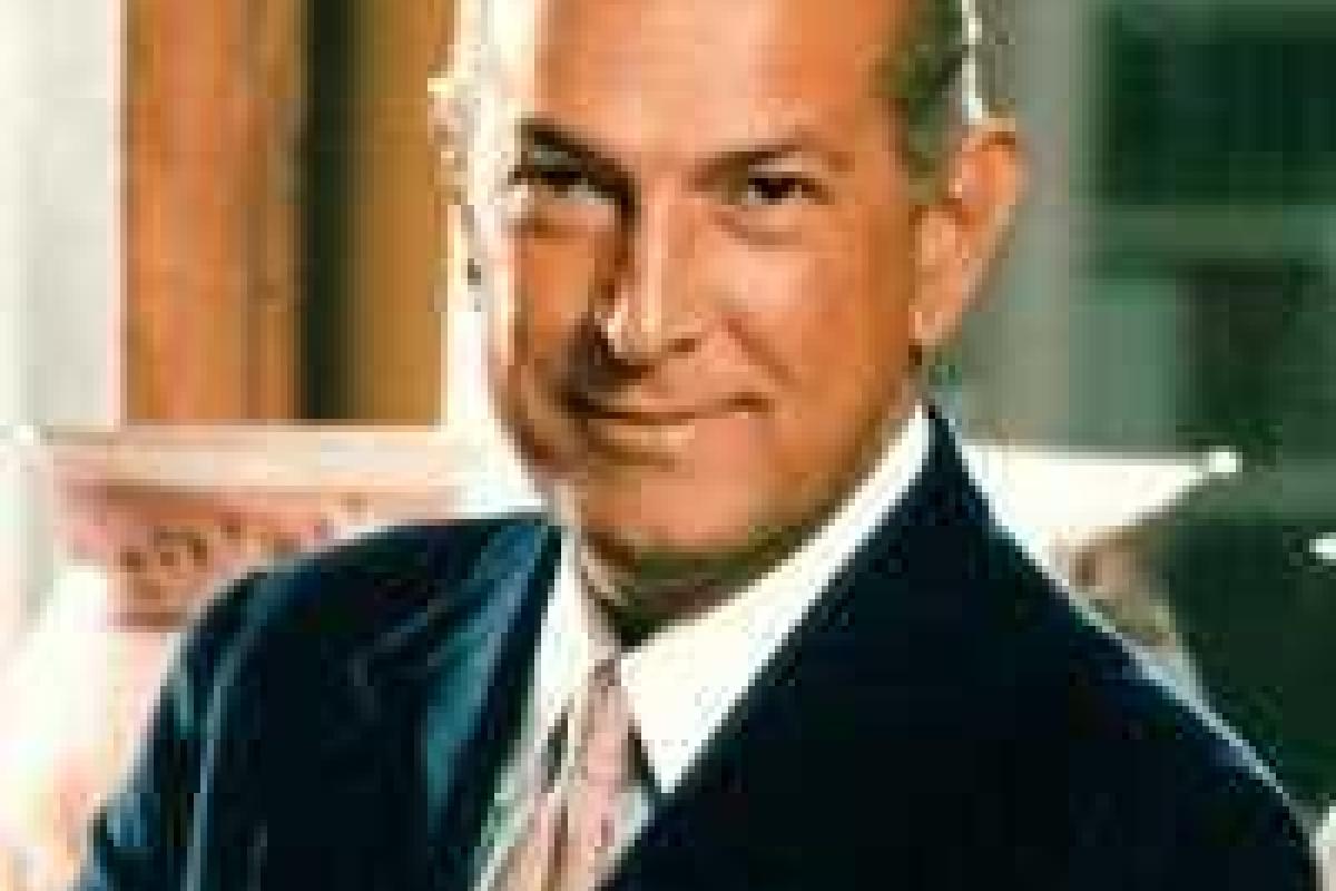 Умер известный дизайнер, который создал платье для жены Джорджа Клуни Умер известный дизайнер, который создал платье для жены Джорджа Клуни