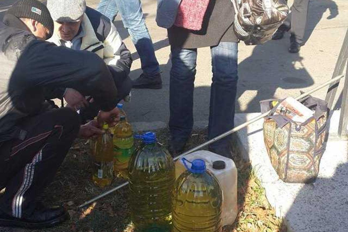 Люди собирали масло из цистерны, которая перевернулась в Киеве Люди собирали масло из цистерны, которая перевернулась в Киеве