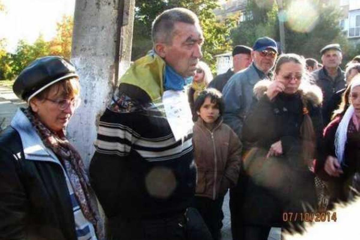 Мужчину с украинским флагом боевики привязали к "столбу позора"