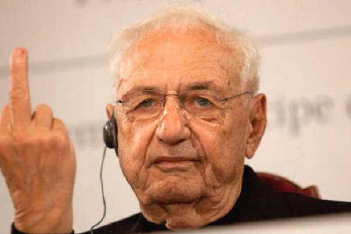 Архитектор Фрэнк Гэри показал журналистам средний палец Архитектор Фрэнк Гэри показал журналистам средний палец