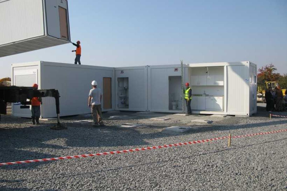 В Харькове первые переселенцы получили сертификаты на проживание в модульных домиках 