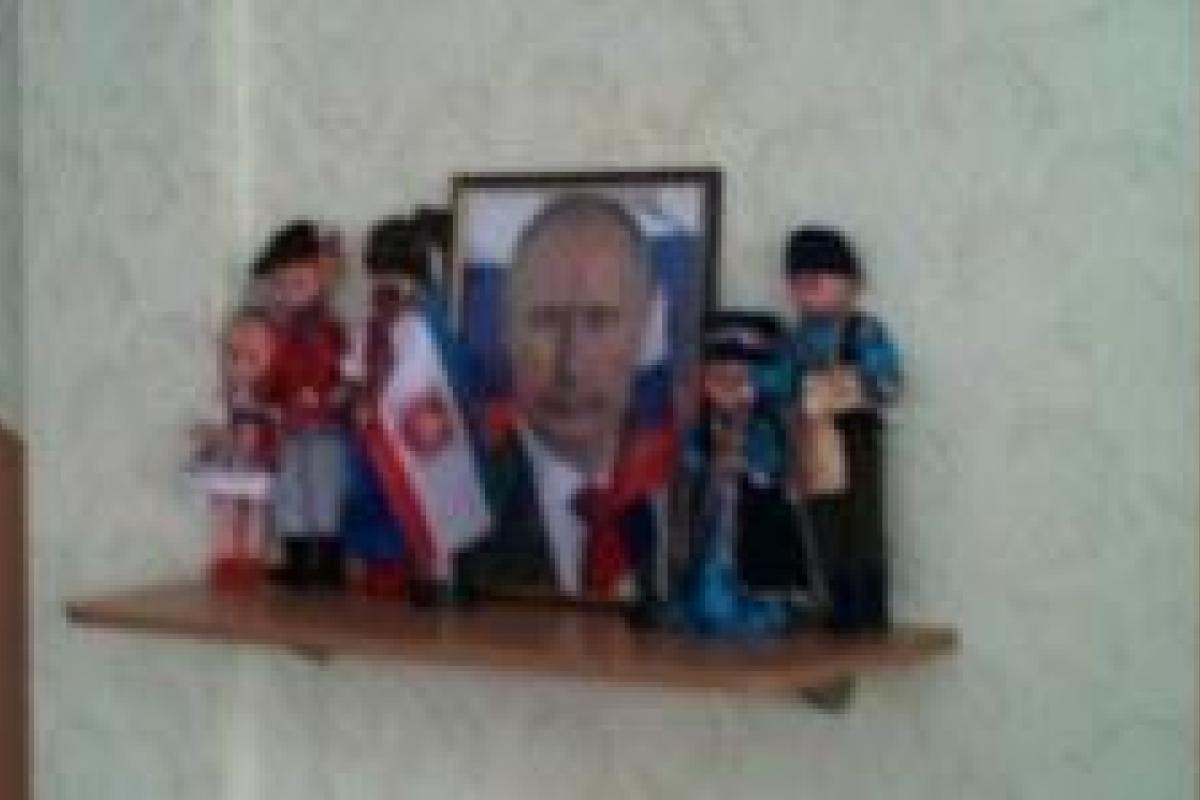 В детсадах Крыма рядом с игрушками размещают портреты Путина В детсадах Крыма рядом с игрушками размещают портреты Путина