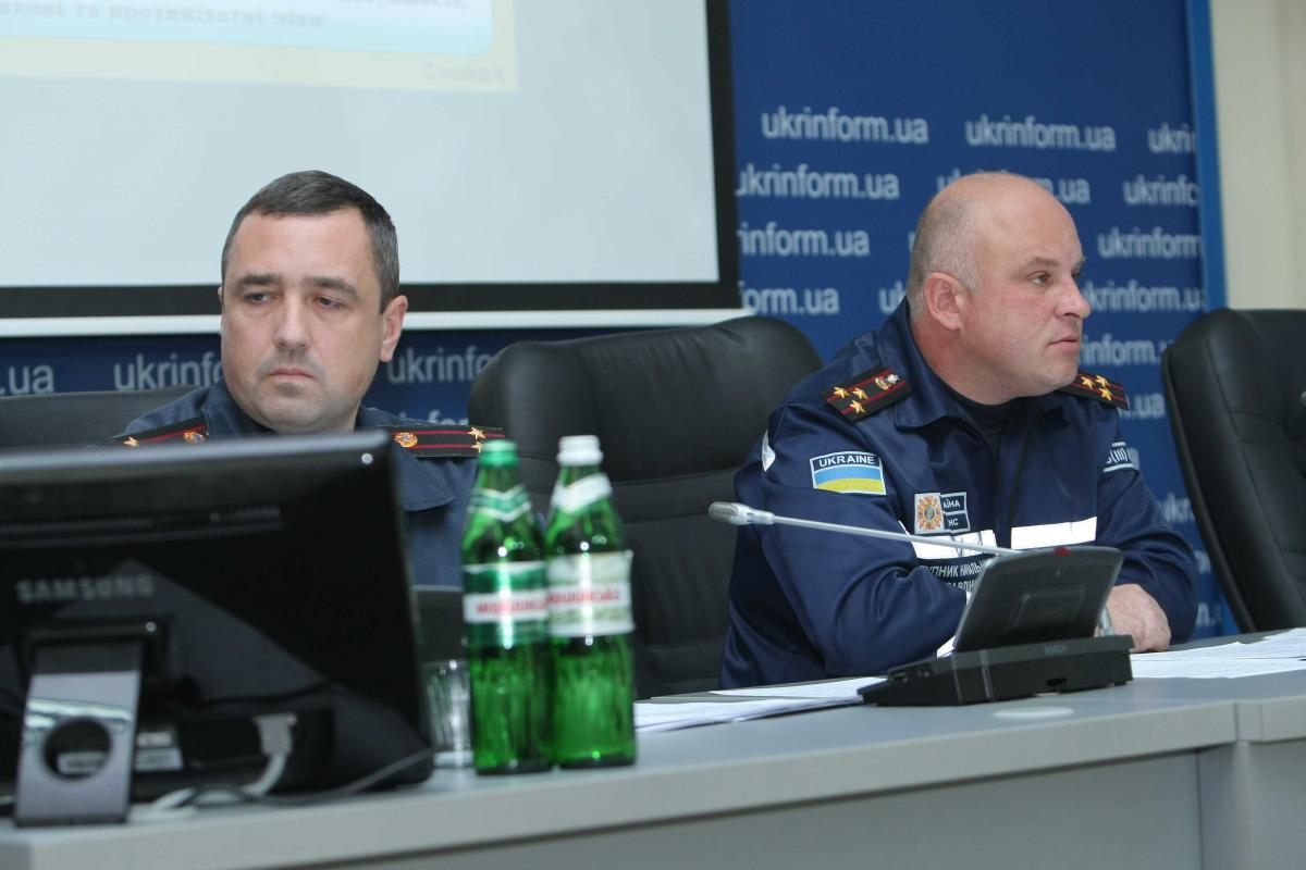 Пиротехники ГСЧС Украины разминировали уже около 1 тысячи 400 гектаров территории и обезвредили свыше 23 тысяч единиц боеприпасов на Востоке Украины Пиротехники ГСЧС Украины разминировали уже около 1 тысячи 400 гектаров территории и обезвредили свыше 23 тысяч единиц боеприпасов на Востоке Украины