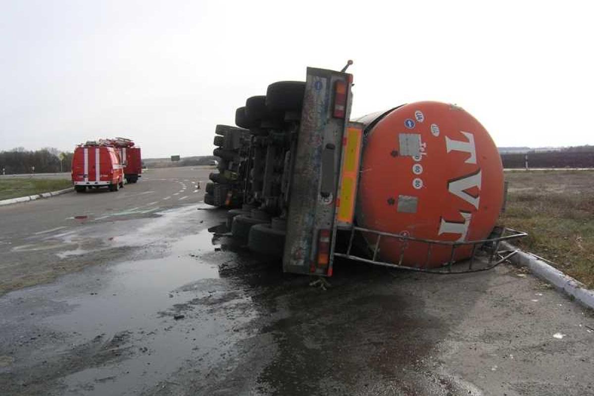В Сумах перевернулся грузовик с цистерной В Сумах перевернулся грузовик с цистерной