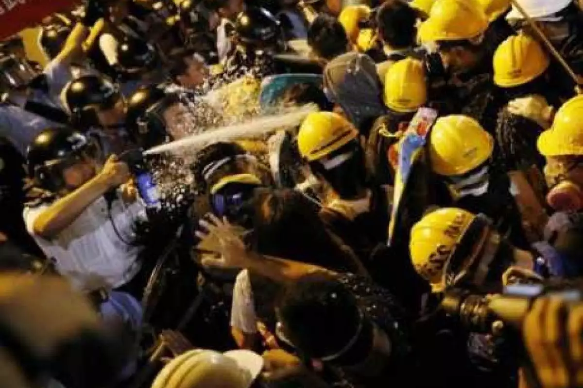 В Гонконге новые протесты, митингующих разгоняют газом В Гонконге новые протесты, митингующих разгоняют газом