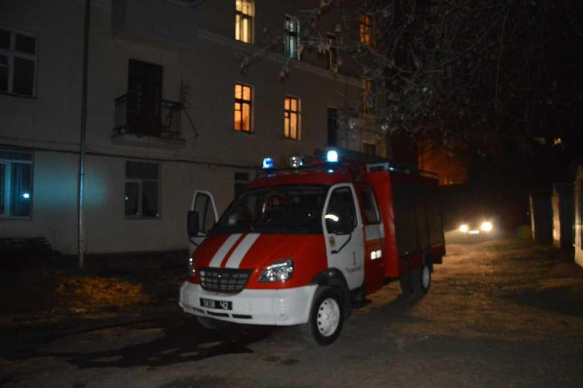 Во время пожара в многоэтажке в Черновицкой области пожарные спасли мужчину и еще 10 человек эвакуировали Во время пожара в многоэтажке в Черновицкой области пожарные спасли мужчину и еще 10 человек эвакуировали