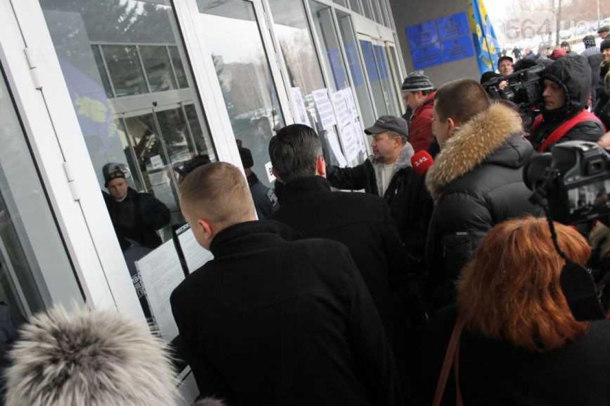 В Кривом Роге активисты штурмовали горисполком В Кривом Роге активисты штурмовали горисполком