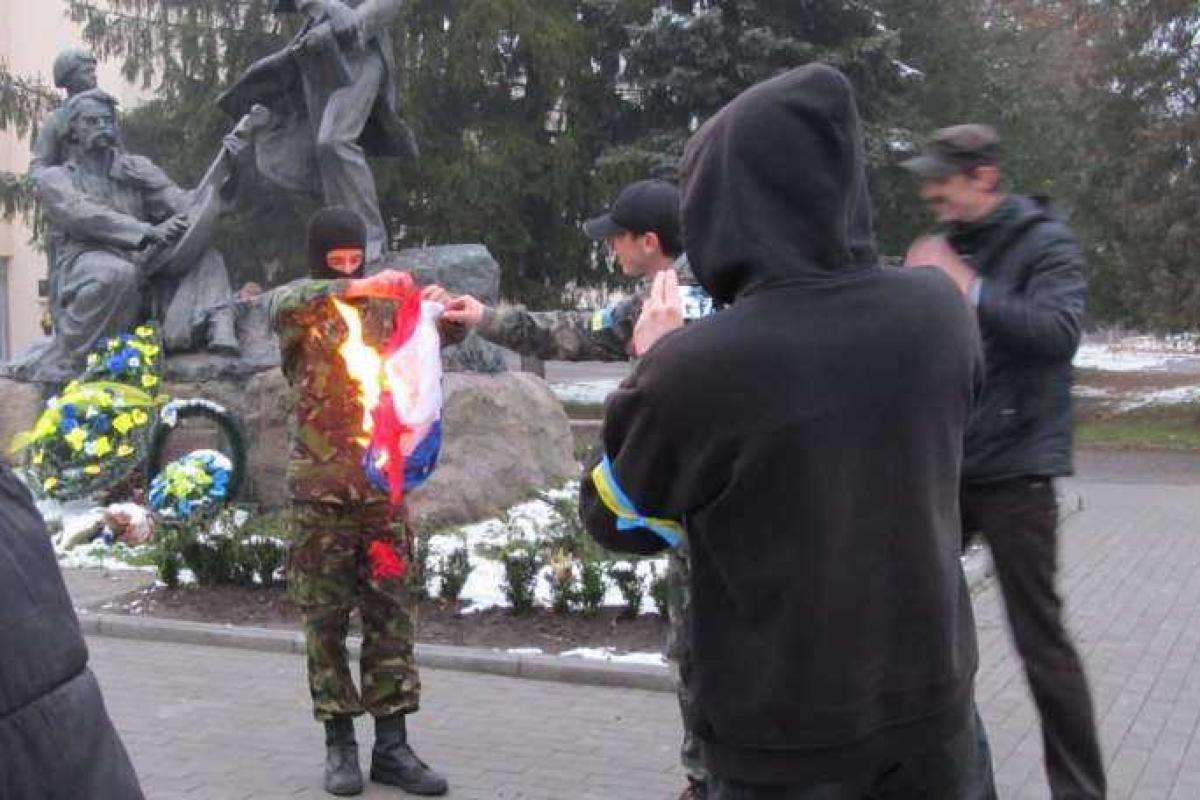 В Ровенской области неизвестные сожгли российский флаг В Ровенской области неизвестные сожгли российский флаг