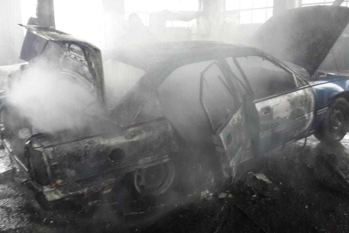 В Черкасской области за стуки сгорело два автомобиля В Черкасской области за стуки сгорело два автомобиля