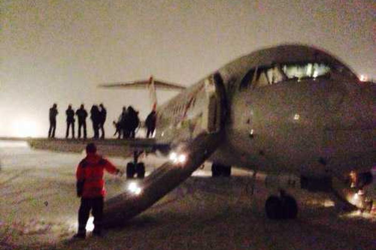 В Днепропетровске пассажиров эвакуировали из самолета из-за задымления салона В Днепропетровске пассажиров эвакуировали из самолета из-за задымления салона