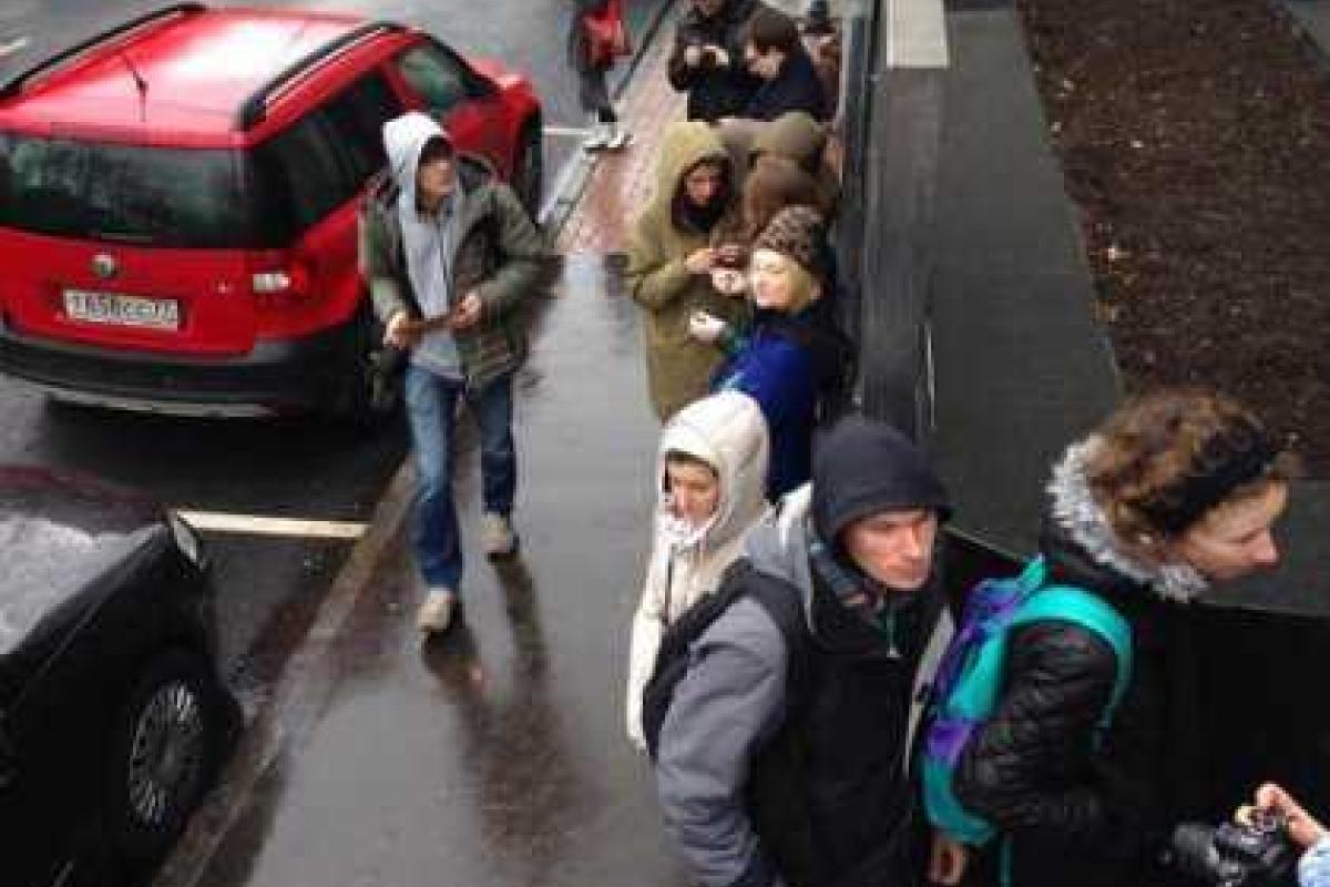 Москвичи стали в очередь к закрытому "МакДональдсу" Москвичи стали в очередь к закрытому "МакДональдсу"