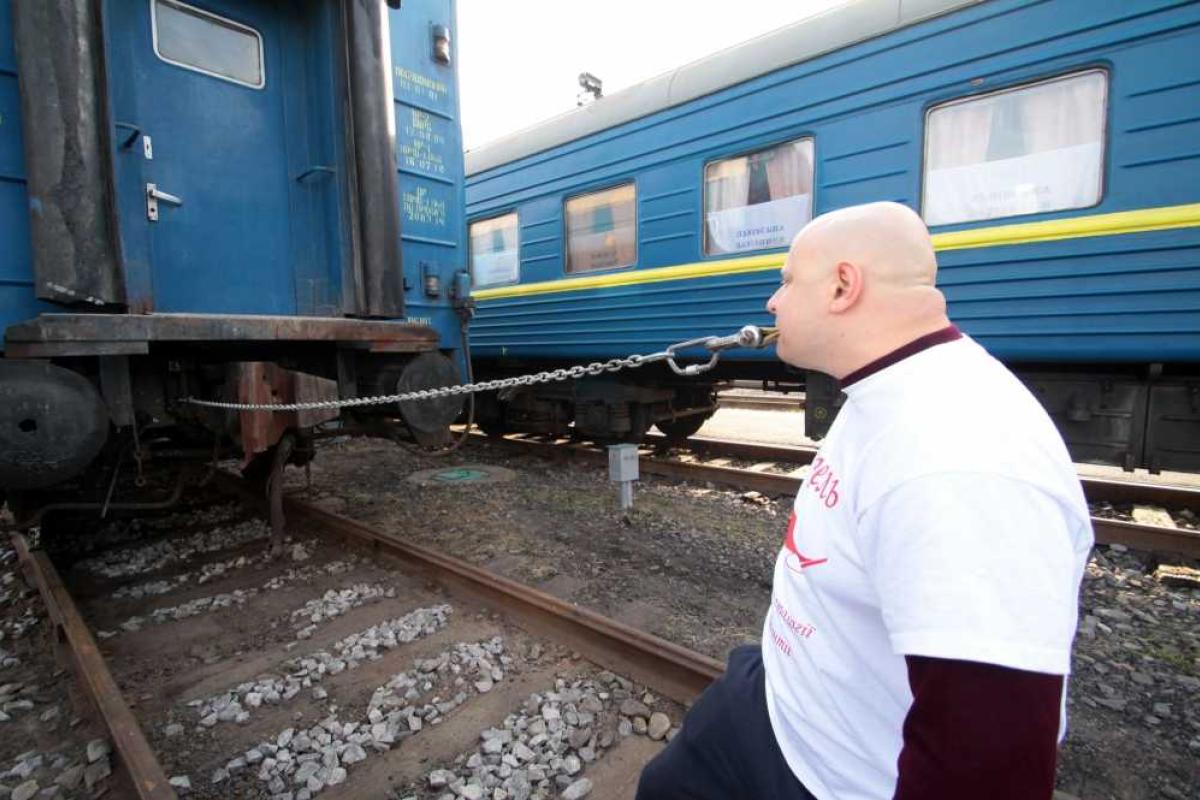 Львовянин установил новый рекорд, протянув зубами 56-тонный вагон Львовянин установил новый рекорд, протянув зубами 56-тонный вагон
