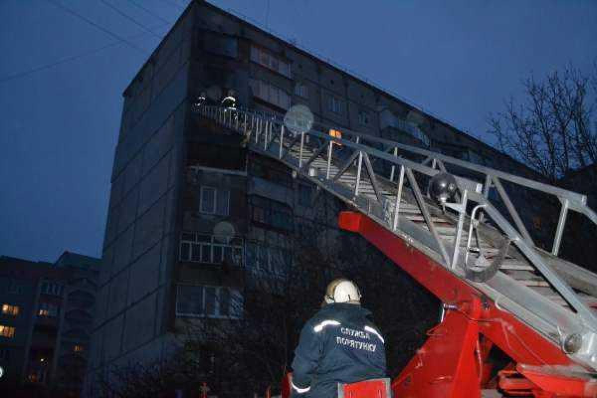 Во время ликвидации пожара в девятиэтажке на Ровенщине спасли беременную женщину