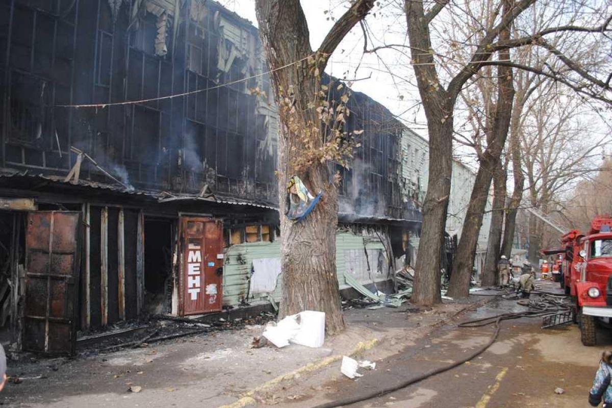 В Днепропетровске горел 4-этажный дом и часть рынка В Днепропетровске горел 4-этажный дом и часть рынка