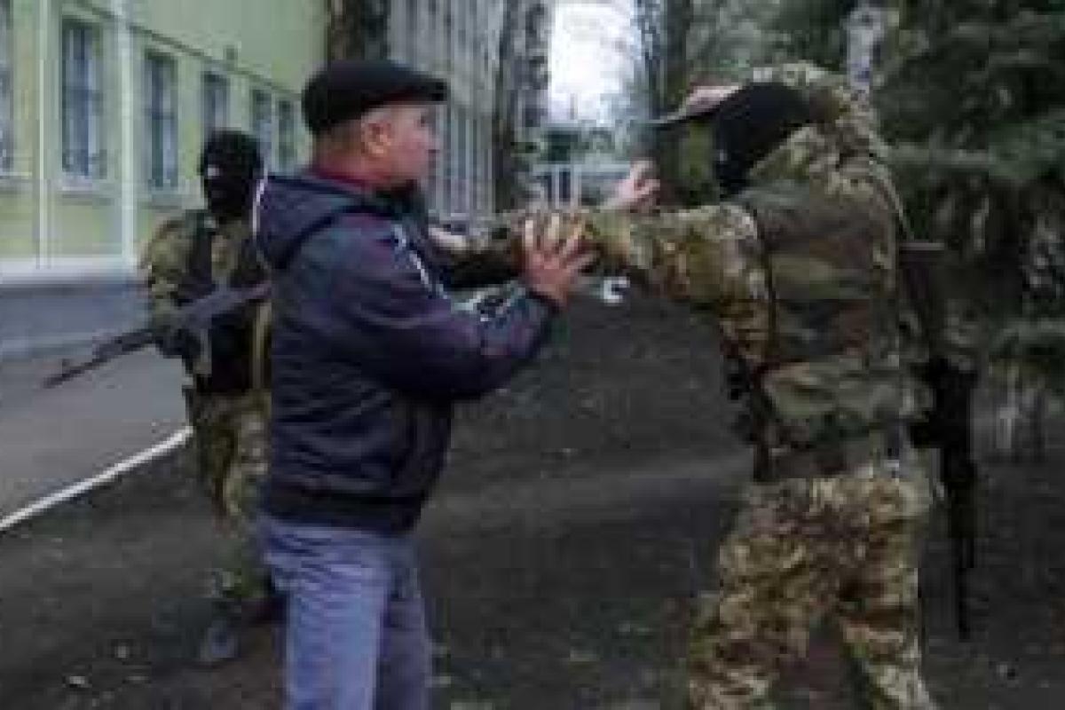 Стахановские боевики, переодетые в форму военных, устраивают провокации