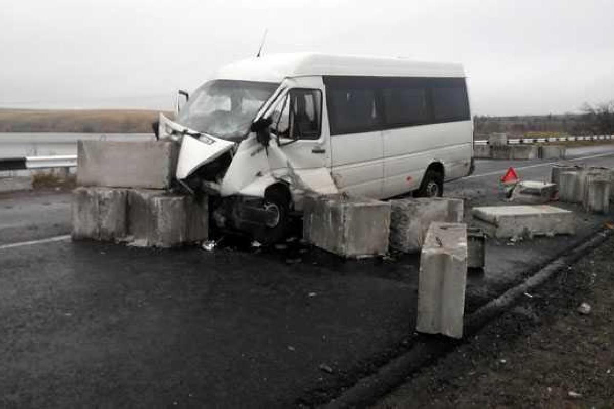 ДТП в Донецкой области: автобус врезался в бетонные блоки, 17 человек пострадали