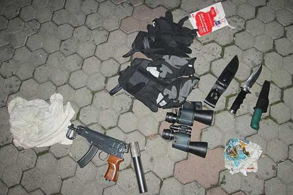 В Мукачево задержали троих вооруженных людей В Мукачево задержали троих вооруженных людей