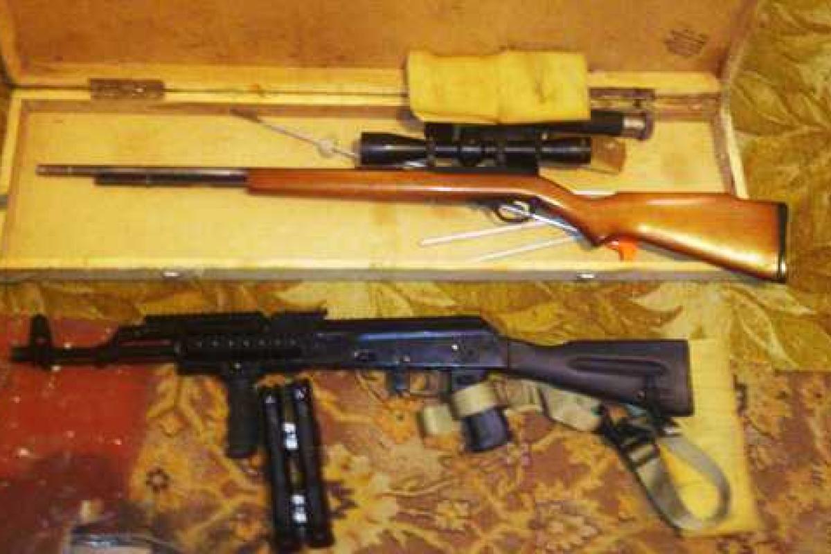 Херсонские оперативники изъяли арсенал оружия у бывшего военного Херсонские оперативники изъяли арсенал оружия у бывшего военного
