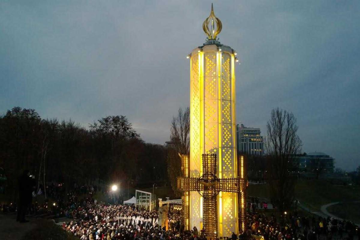 Тысячи украинцев почтили память жертв голодомора Тысячи украинцев почтили память жертв голодомора