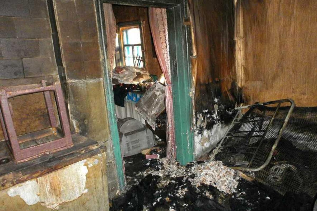 На Полтавщине во время тушения пожара огнеборцы обнаружили тело мужчины На Полтавщине во время тушения пожара огнеборцы обнаружили тело мужчины