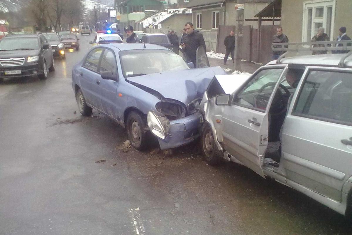 На Закарпатье столкновение двух легковушек закончилось погибшим и тремя травмированными