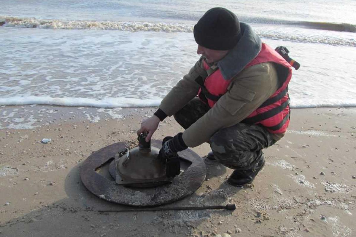 Военные саперы заминировали побережье возле Мариуполя Военные саперы заминировали побережье возле Мариуполя