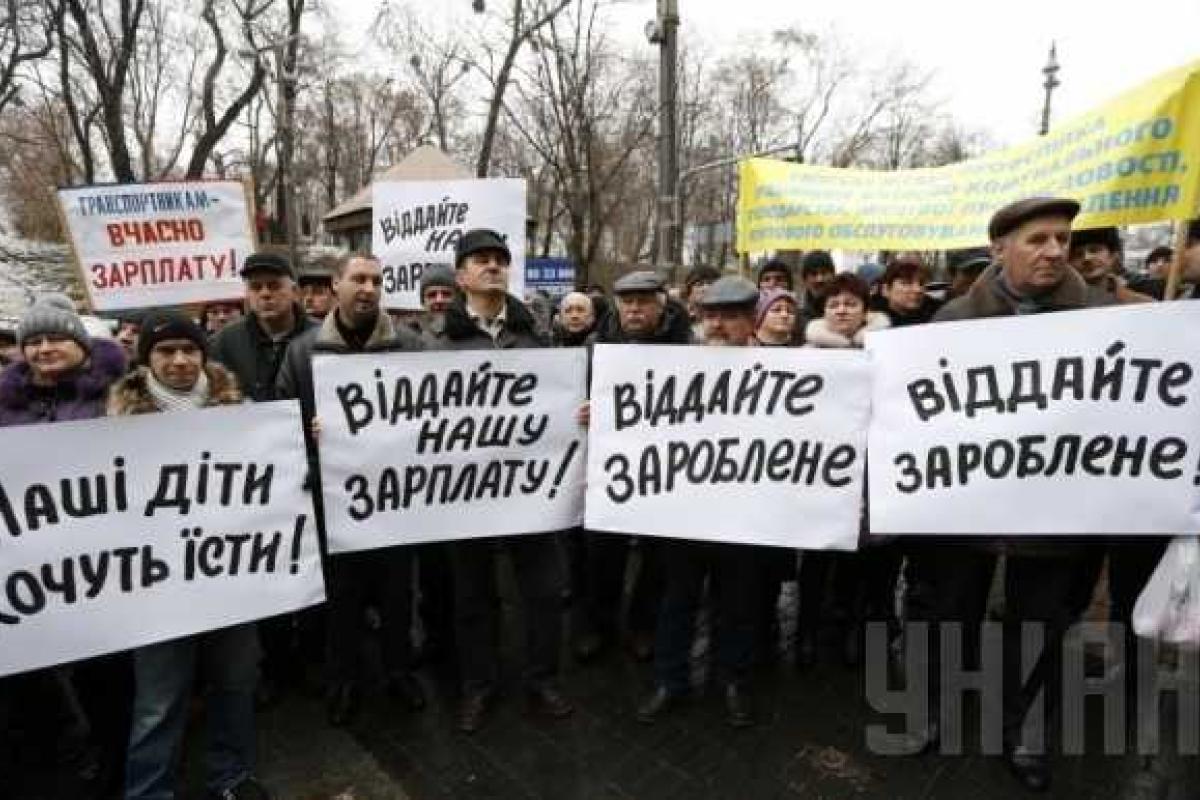 Под Верховной Радой проходит несколько митингов с участием около 500 человек Под Верховной Радой проходит несколько митингов с участием около 500 человек