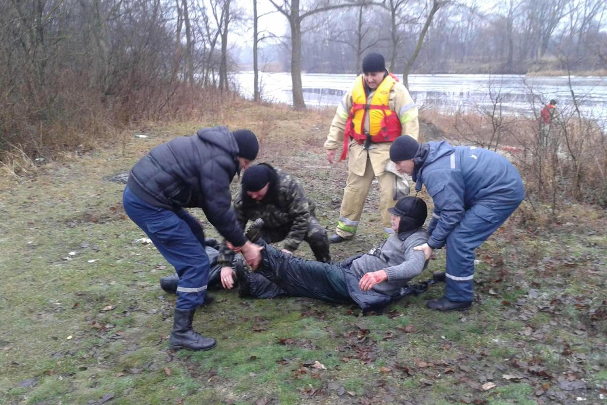 Сотрудники ГСЧС Харьковской области спасли провалившегося под лед рыбака Сотрудники ГСЧС Харьковской области спасли провалившегося под лед рыбака