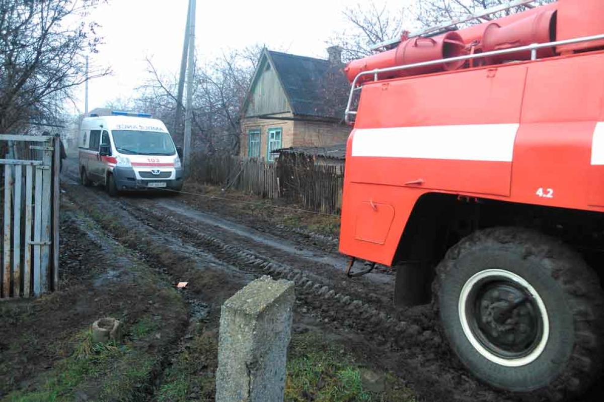 Спасатели Днепропетровщины вытащили скорую помощь из кювета Спасатели Днепропетровщины вытащили скорую помощь из кювета