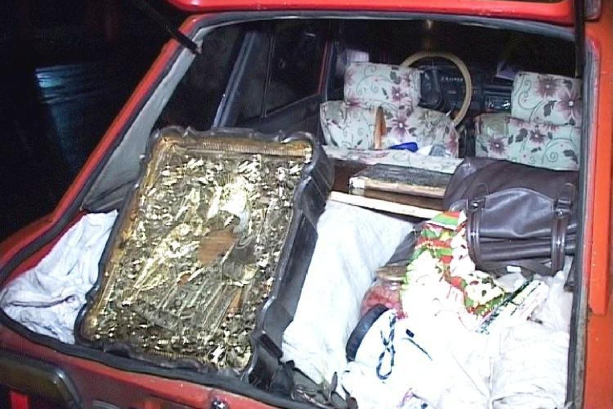 На Сумщине сотрудники ГАИ остановили автомобиль, водитель которого перевозил старинную икону На Сумщине сотрудники ГАИ остановили автомобиль, водитель которого перевозил старинную икону