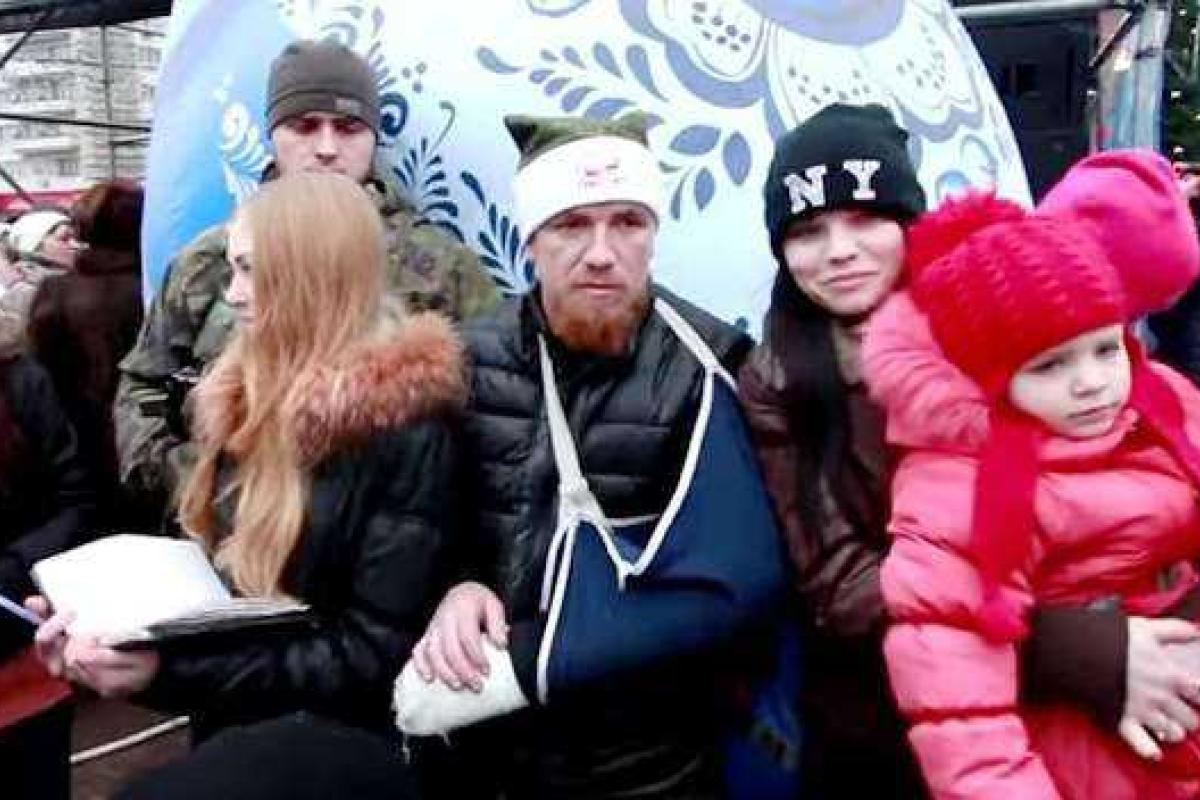 Моторолу в Донецке атаковали поклонницы Моторолу в Донецке атаковали поклонницы