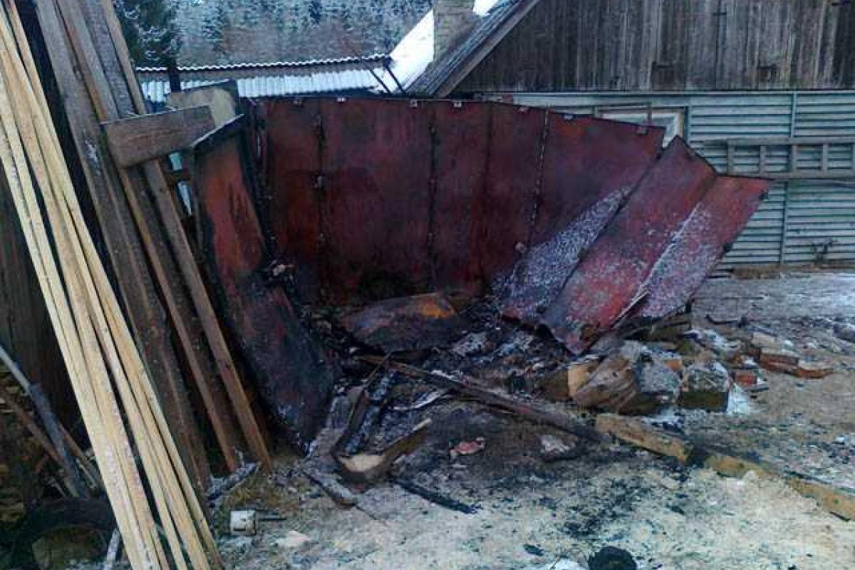 В Раховском районе из-за пожара мужчина лишился коптильни и мяса В Раховском районе из-за пожара мужчина лишился коптильни и мяса