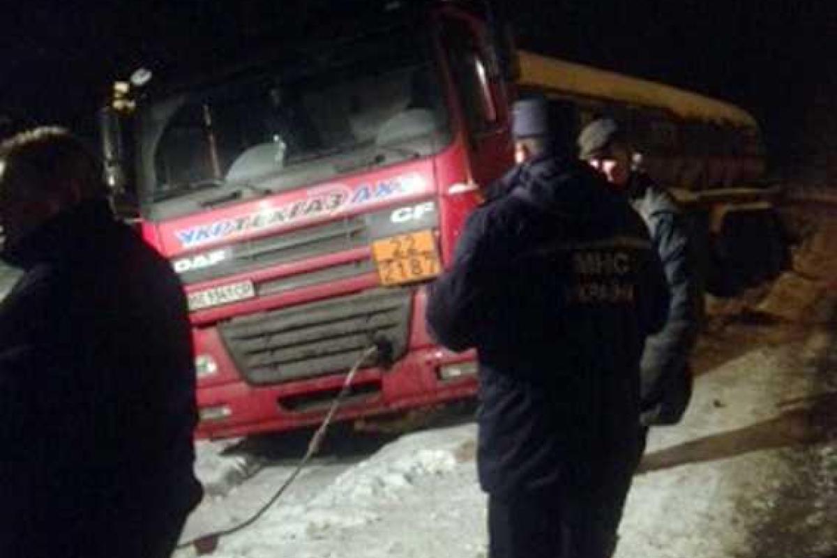 В Хмельницкой области спасатели оказали помощь водителю грузовика в извлечении его из кювета