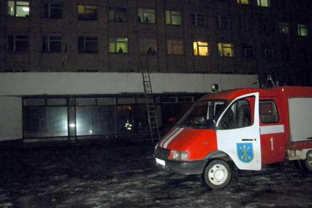 В Хмельницком спасатели сняли с крыши дома несостоявшегося самоубийцу