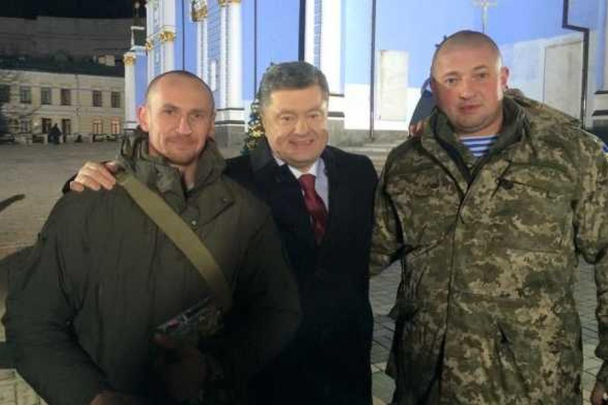 Порошенко поздравит украинцев с Новым годом вместе с «киборгами» Порошенко поздравит украинцев с Новым годом вместе с «киборгами»