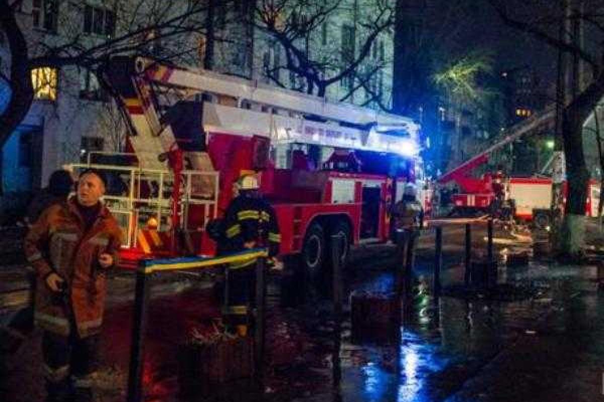 В Киеве ночью горело здание банка В Киеве ночью горело здание банка
