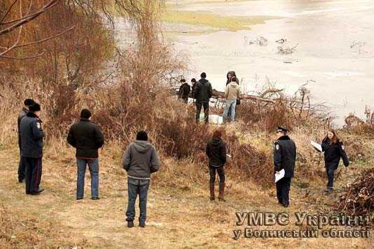 На Волыни пьяная женщина пыталась утопить труп своего сожителя с отрезанной головой На Волыни пьяная женщина пыталась утопить труп своего сожителя с отрезанной головой