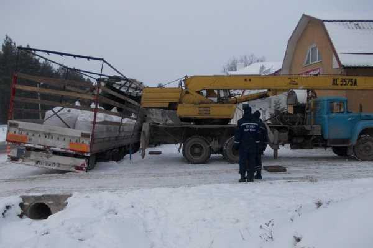 В Бучацком районе спасатели вытащили из кювета грузовик В Бучацком районе спасатели вытащили из кювета грузовик