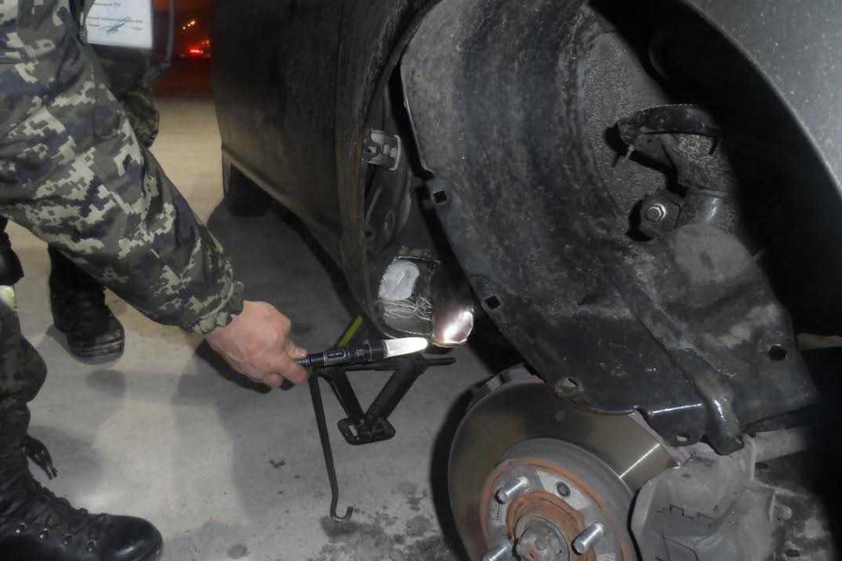 Житель Харьковщины пытался вывезти в Россию миллион «баксов»