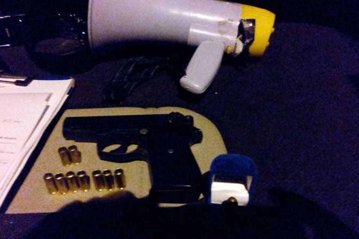 В Мариуполе задержан мужчина, который перевозил переделанный пистолет В Мариуполе задержан мужчина, который перевозил переделанный пистолет