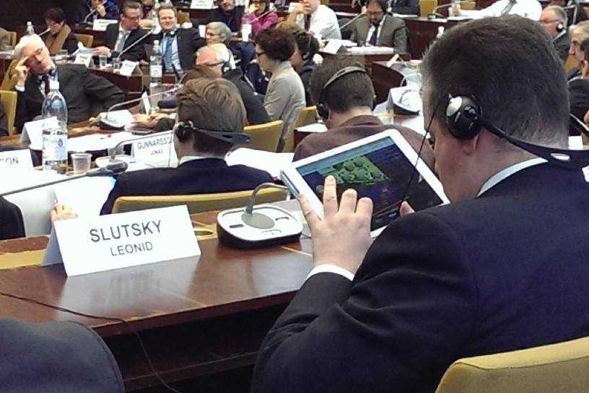 На заседании сегодняшней сессии ПАСЕ представитель РФ разглядывает элитную недвижимость